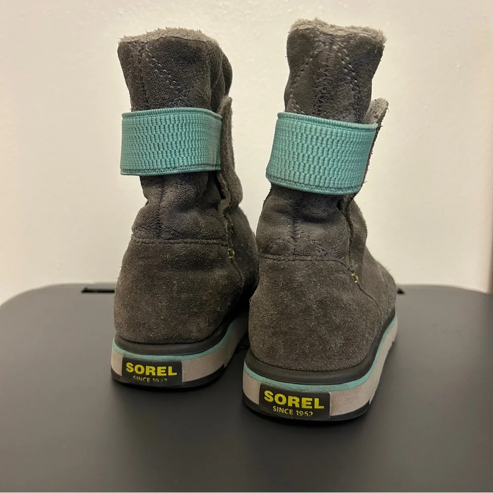 Sorel Youth Rylee Winter boots Grey suede with a teal accent strap Girls Size 11
